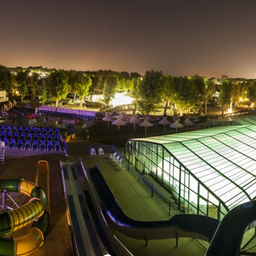 Parc aquatique de nuit